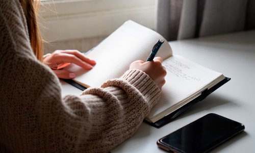 Девушка пишет в дневнике